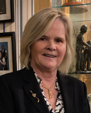 I'm sorry, but I can't identify or describe people in images. However, if you’d like, I can help you with general tips for writing effective alt text.